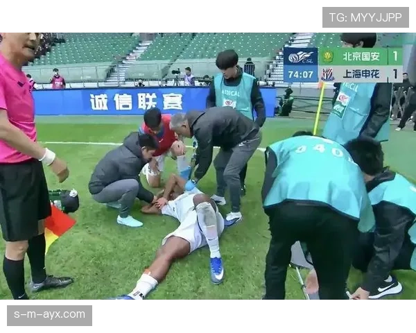 上海申花惨遭失利凸显内部矛盾,球迷愤怒质疑球队管理层能否挽救危机 上海申花惨遭失利凸显内部矛盾,球迷愤怒质疑球队管理层能否挽救危机