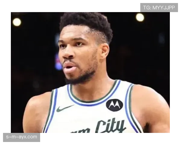 扬尼斯·阿德托昆博吃泡面，背景豪宅到让人怀疑人生