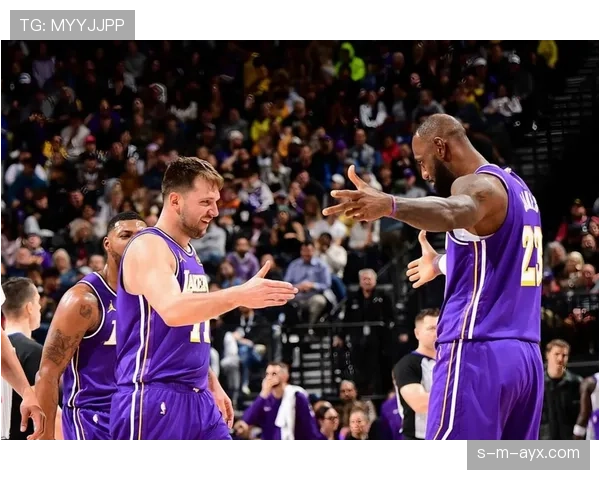 东契奇又在更衣室吃披萨了？这哥们赛前真不忌口啊